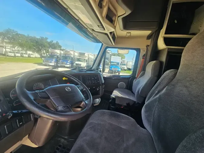 2017 VOLVO VNL64TRACTOR