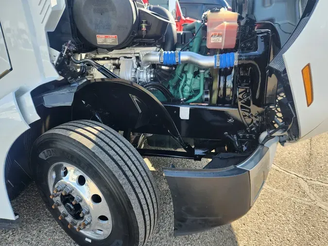 2025 VOLVO VNL64T760