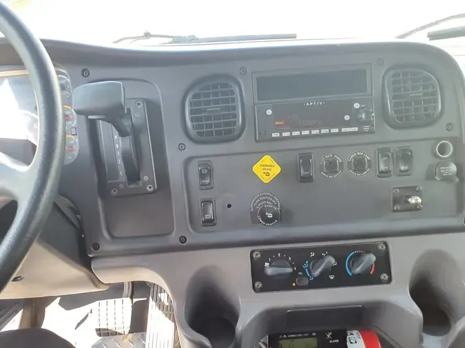 2016 FREIGHTLINER M2 106