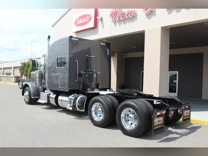 2023 Peterbilt 389
