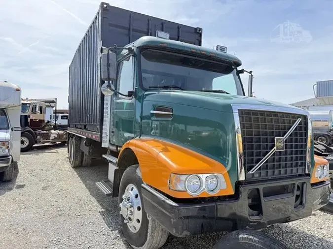 2003 VOLVO VHD104B200