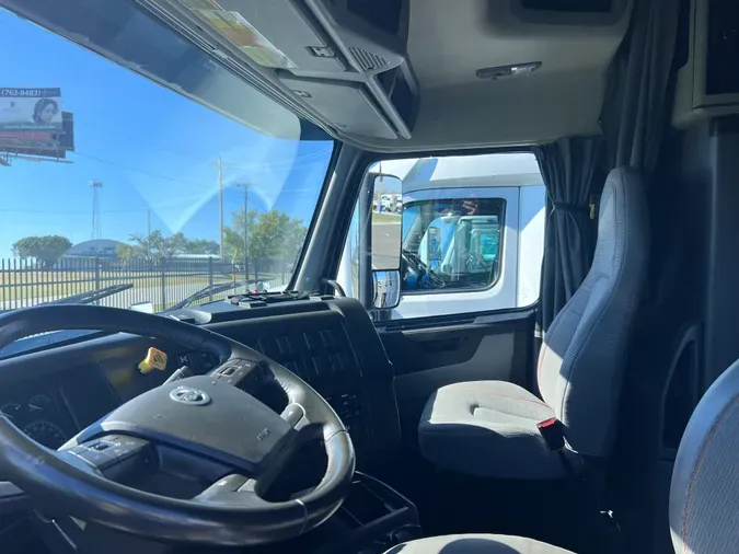 2022 VOLVO VNR64T640