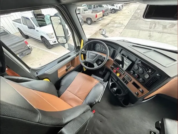 2021 Freightliner Cascadia 126