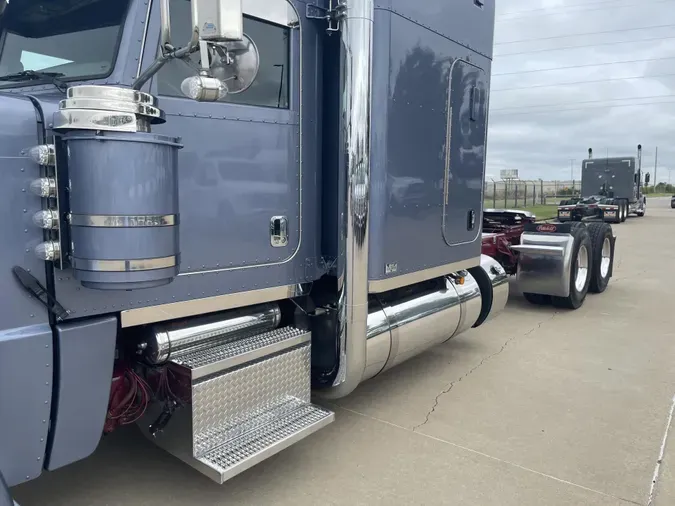 2023 Peterbilt 389