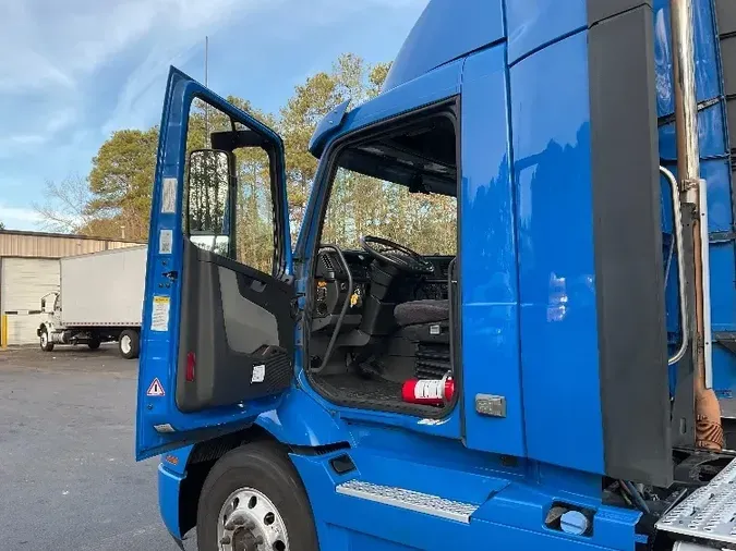 2020 Volvo VNR64300