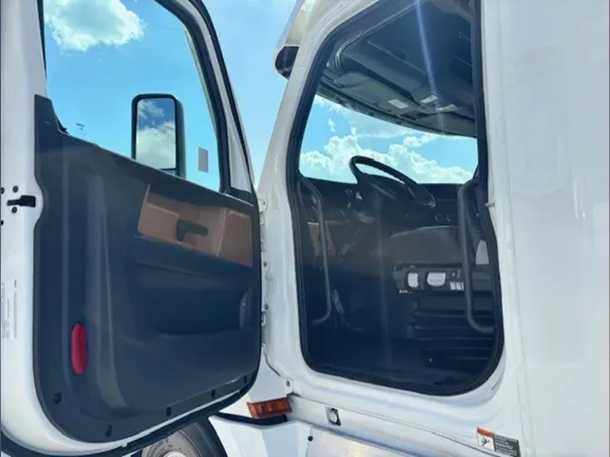2023 Freightliner Cascadia 126