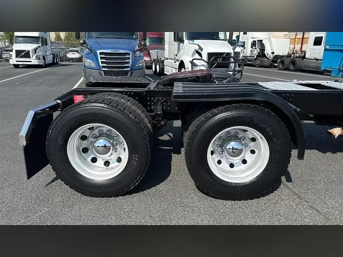 2019 VOLVO VNL300