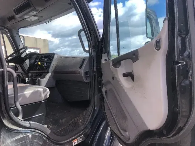 2018 Freightliner M211264S