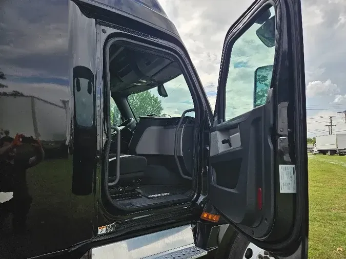 2019 Freightliner T12664ST