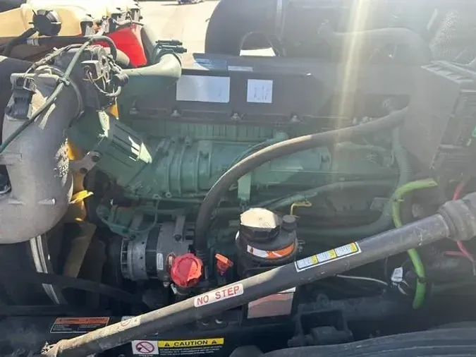 2022 Volvo VNL64T76051d8a5898d4a567e1e8527c3a748f957