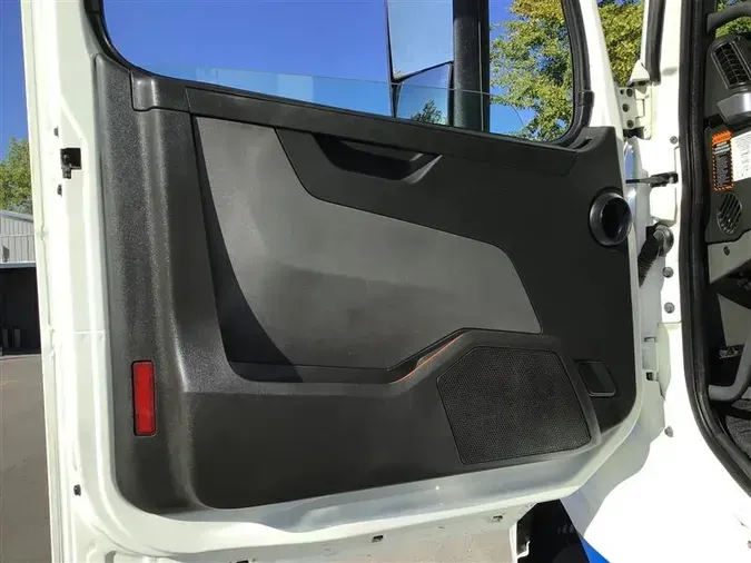 2020 VOLVO VNR300