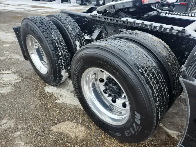 2024 VOLVO VNL64T860