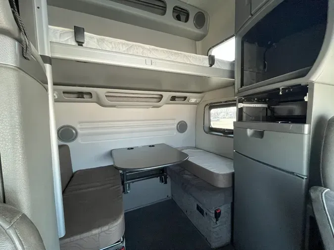2019 VOLVO VNL860
