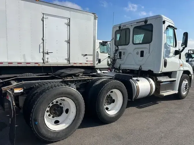 2015 FREIGHTLINER/MERCEDES CASCADIA 125