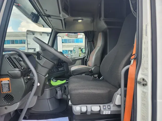 2022 VOLVO VNL64T740