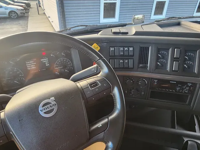 2021 VOLVO VNL64T860