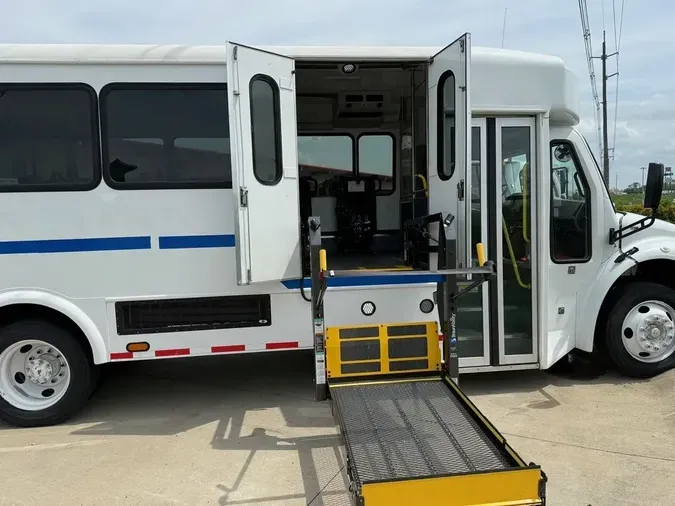 2018 Freightliner S2106