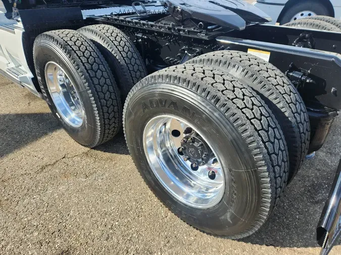 2025 VOLVO VNL64T760