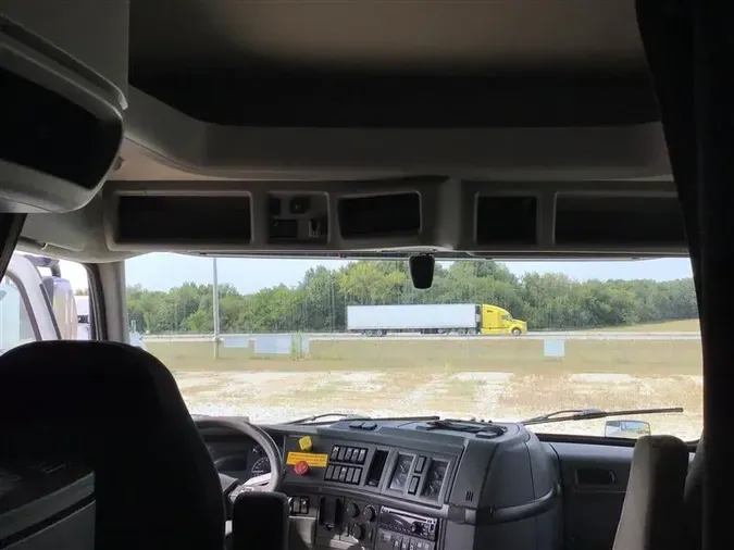2019 VOLVO VNL740