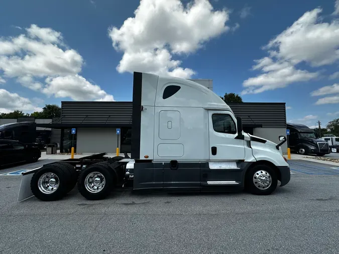 2020 Freightliner Cascadia 126