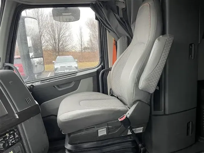 2021 VOLVO VNL64T760