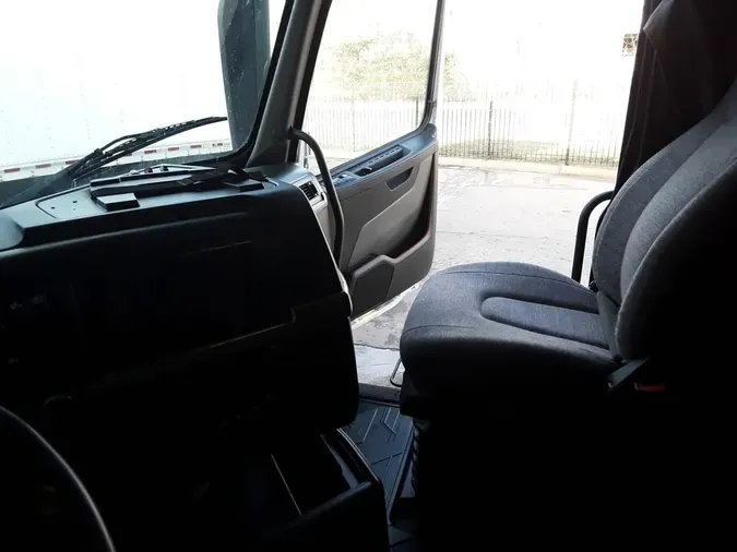 2019 VOLVO VNL64T-760