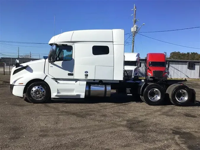 2021 VOLVO VNL740