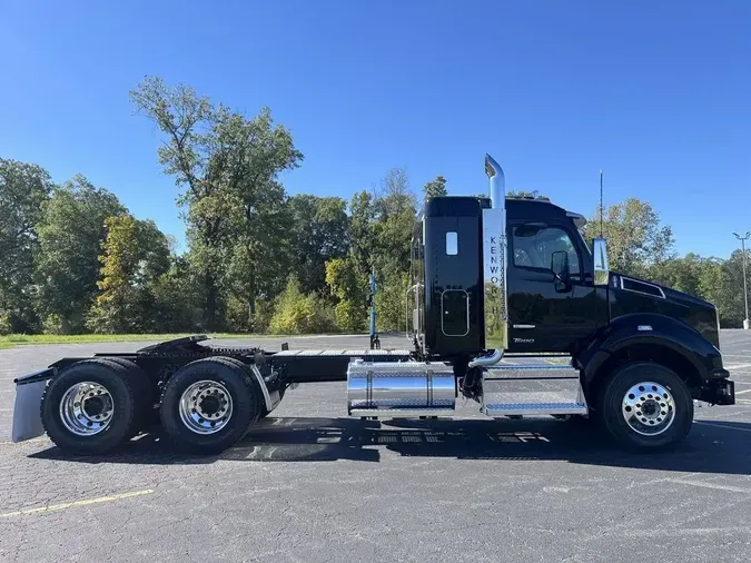 2025 Kenworth T880