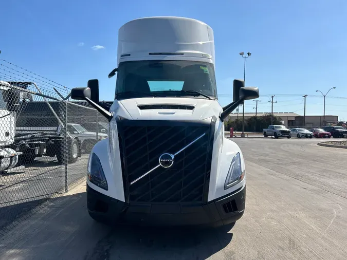 2025 VOLVO VNL64T300