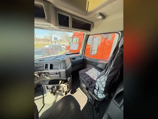 2019 VOLVO VNL64T760