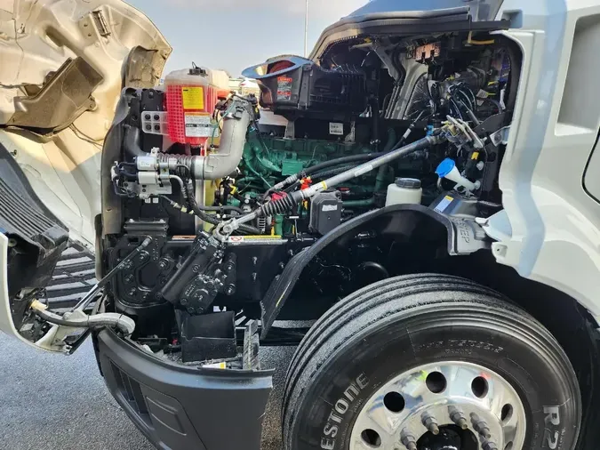 2025 VOLVO VNL64T860