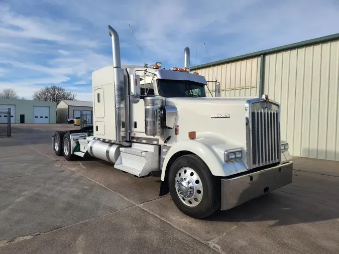 2023 Kenworth W900L