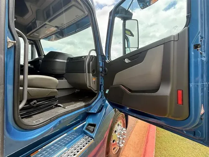 2021 VOLVO VNL760