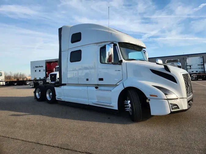 2020 VOLVO VNL64T860