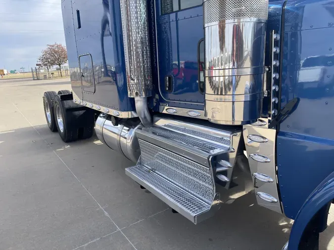 2023 Peterbilt 389