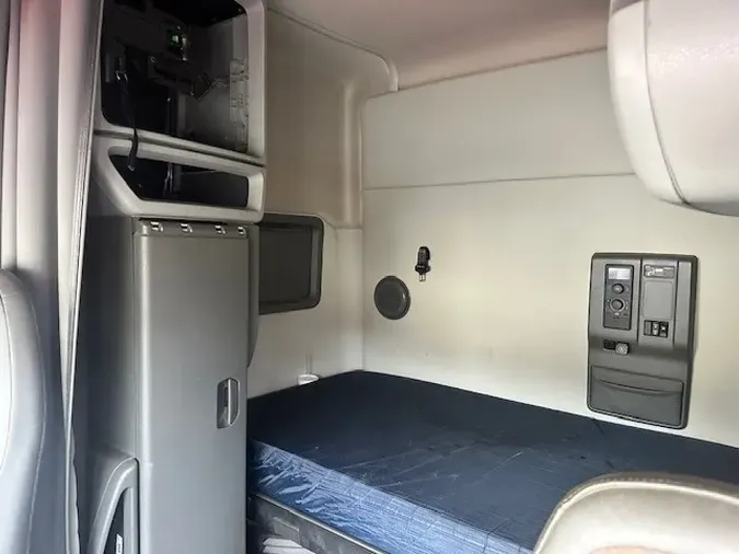 2020 VOLVO VNL64T740