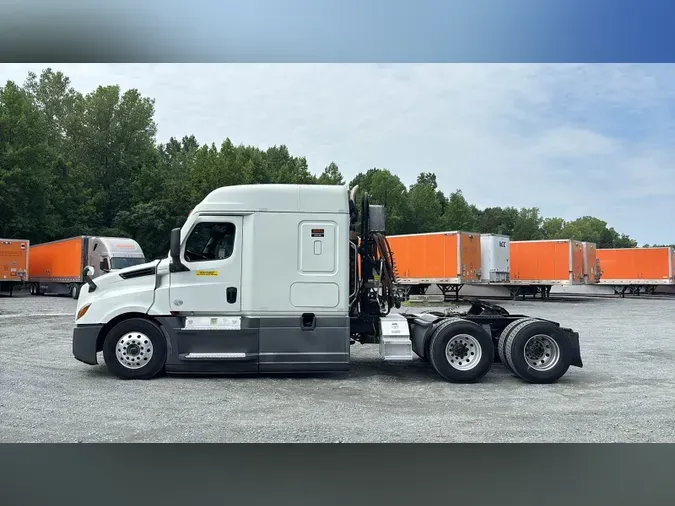 2022 Freightliner Cascadia 126525d482dff5f56a97d79cbf878abba1a