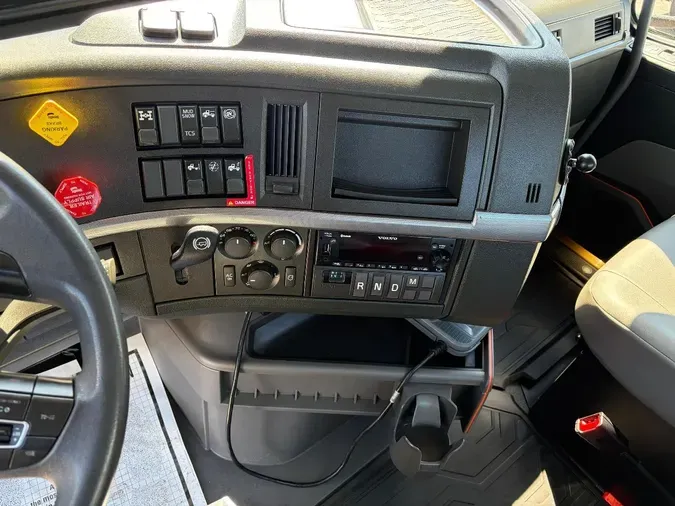 2023 VOLVO VNL64T300