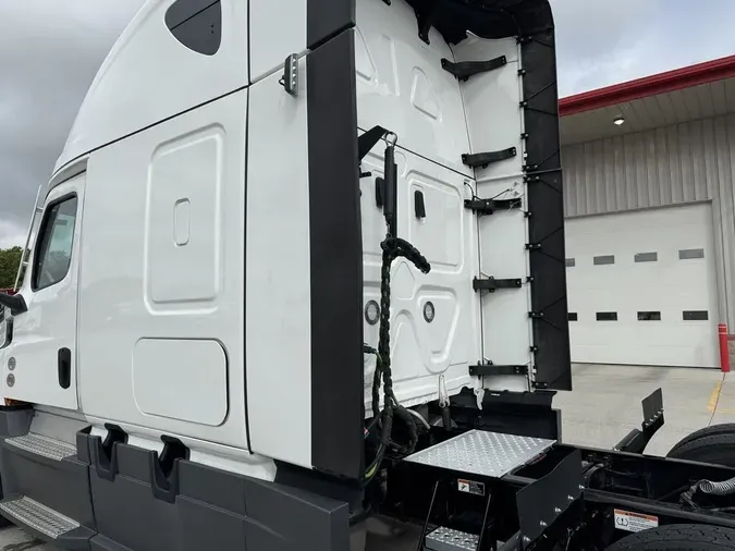 2025 Freightliner Cascadia&reg; Fifth Generation Sleeper Cab Raised Roof 116" / 126" BBC 72"