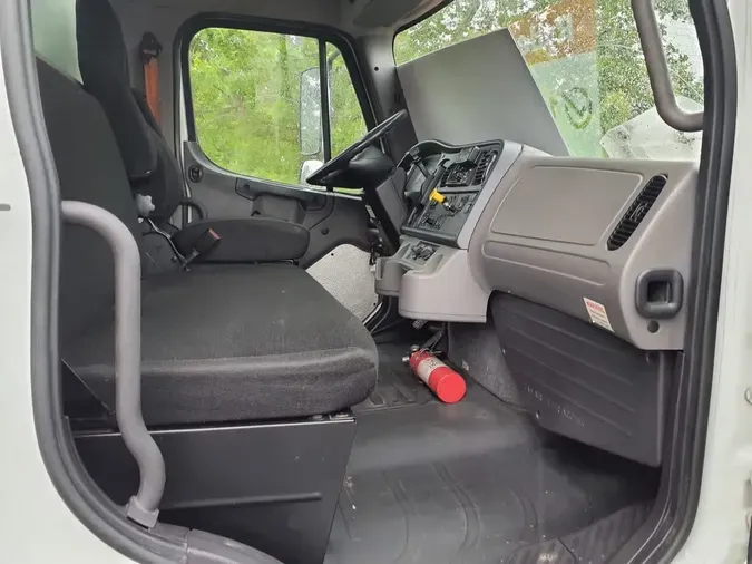 2018 FREIGHTLINER M2 106