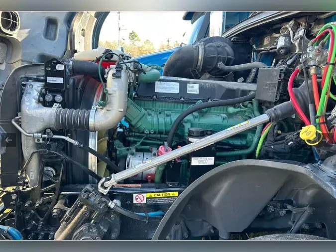 2025 VOLVO VNL64T860