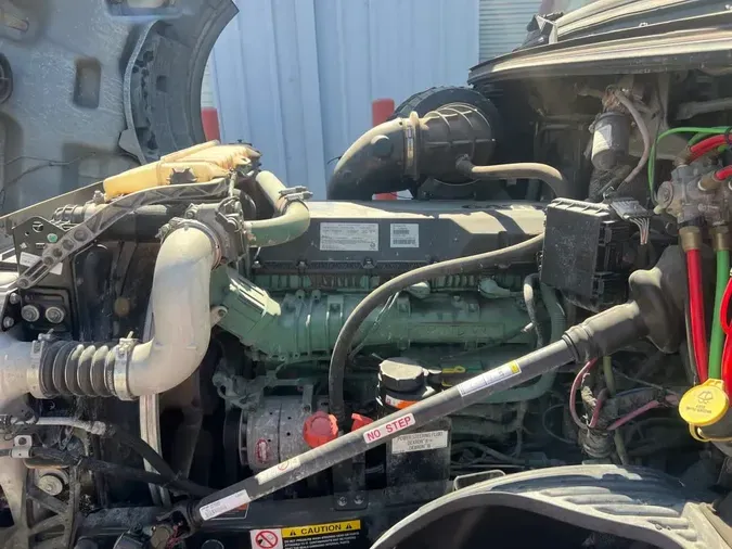 2019 VOLVO VNL64T-300