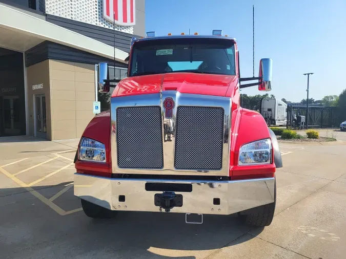 2025 Kenworth T880