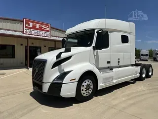 2021 VOLVO VNL64T740