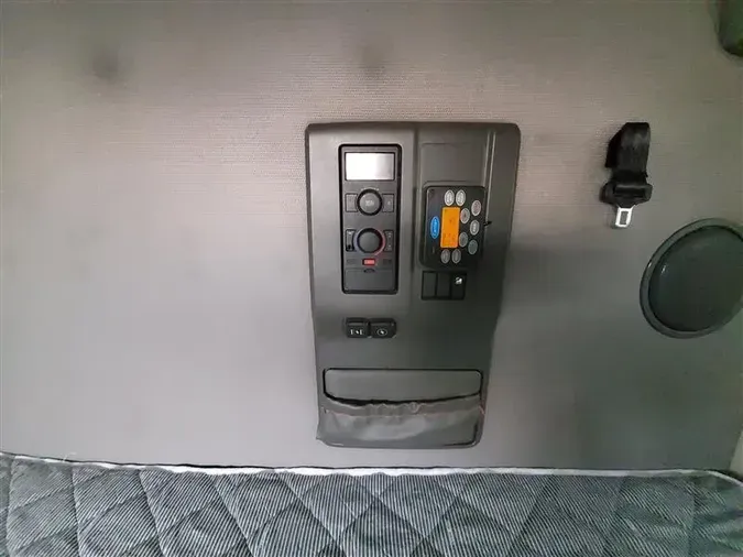 2021 VOLVO VNL760