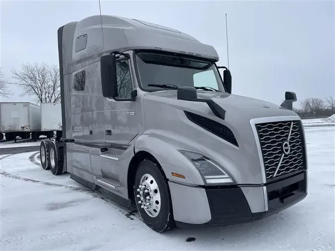 2021 VOLVO VNL64T760