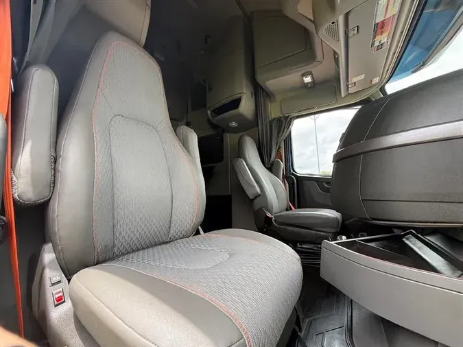 2021 VOLVO VNL760