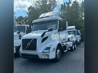 2024 VOLVO VNR64T300