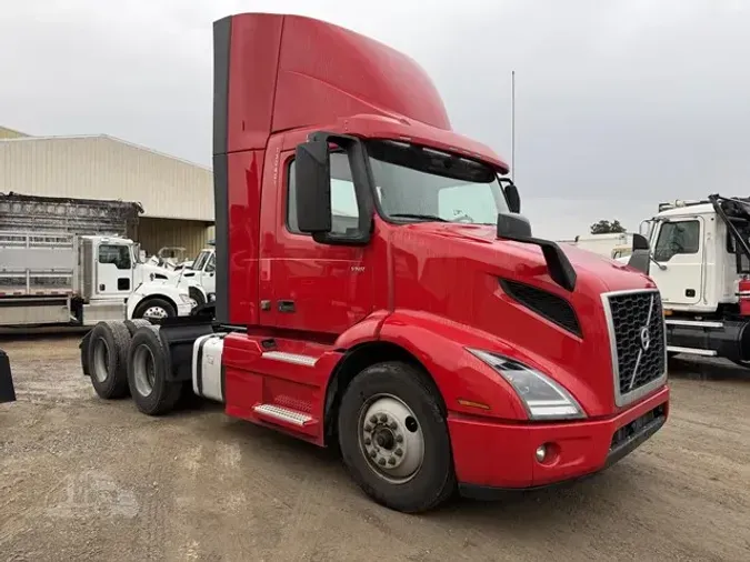 2022 VOLVO VNR64T300