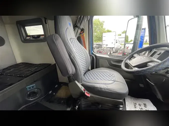2021 VOLVO VNL760